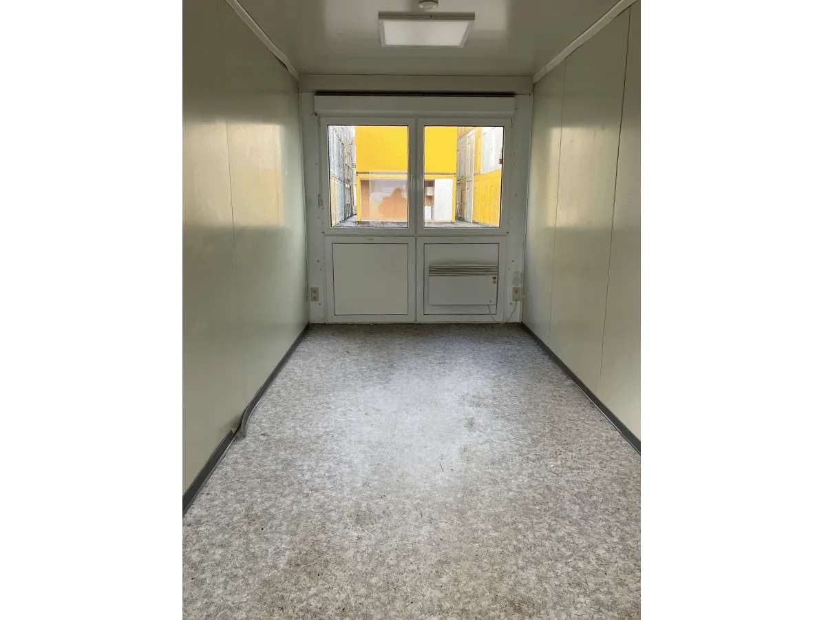 Gebrauchter Bürocontainer Innenansicht mit Fenster , Rolllade und Elektroheizung