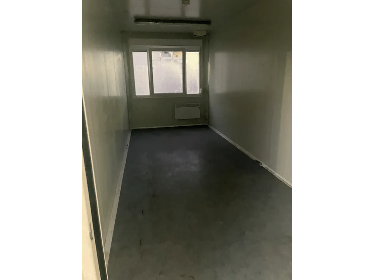 Gebrauchter 20 Fuß Bürocontainer Innenansicht mit Fenster Konvektorheizung und Vinylboden