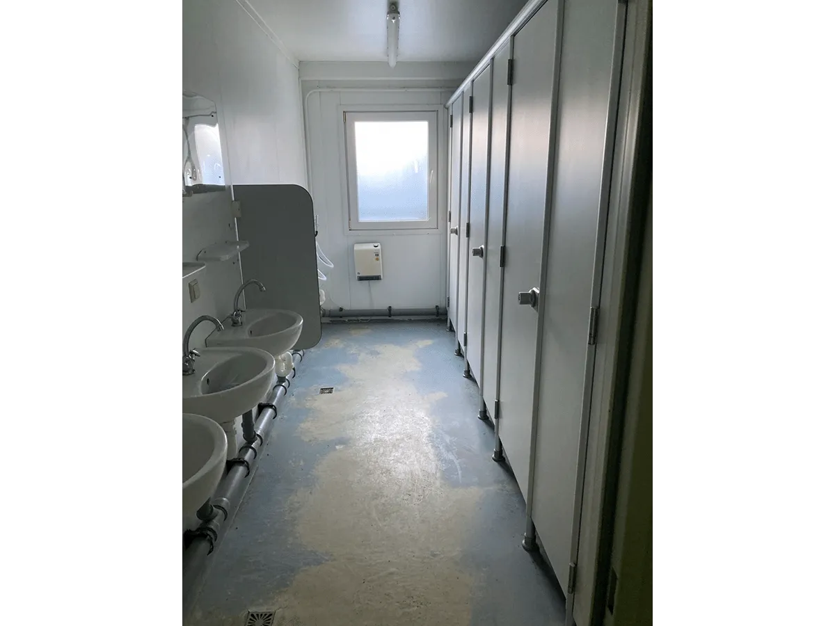 Innenraum Sanitärcontainer mit WC Kabinen