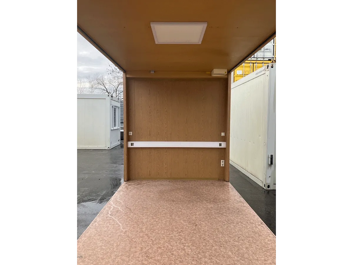 Gebrauchter 20 Fuß Bürocontainer Innenansicht mit Deckenleuchte, Kabelkanal und OSB-Boden – leerer Raum von innen