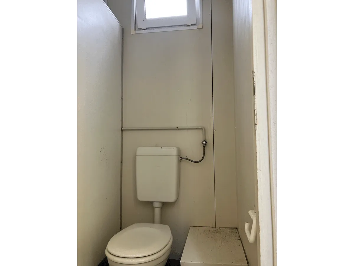 WC Kabine im Sanitärcontainer mit Fenster