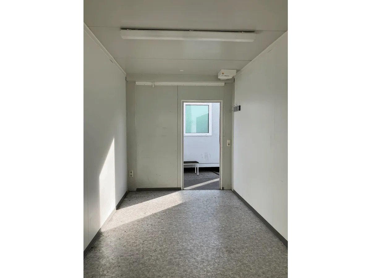 innenansicht 20 fuß bürocontainer gebraucht mit pvc boden und beleuchtung