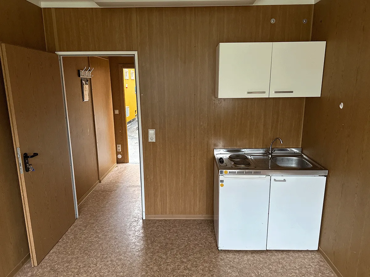 Gebrauchter 20 Fuß Bürocontainer Küchenzeile mit Herdplatte Spüle und Hängeschränken