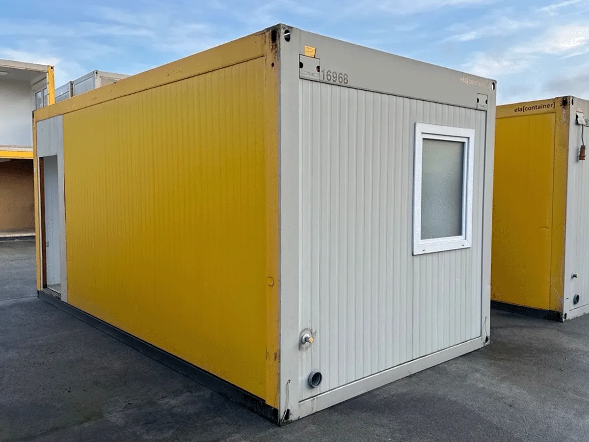 Sanitärcontainer außen mit Fenster