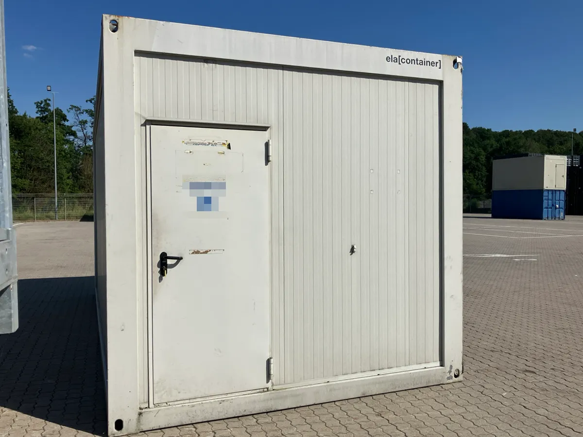 Gebrauchter Bürocontainer weiß mit Außentür, Außenansicht