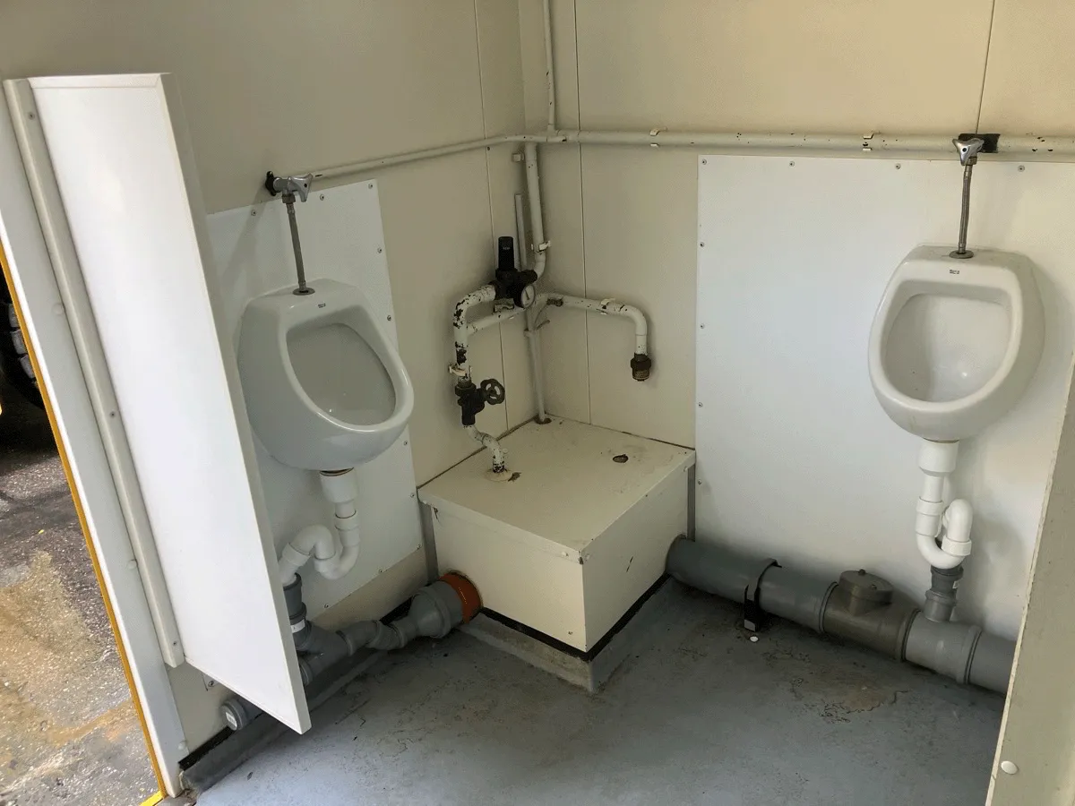 Urinale im Sanitärcontainer mit Trennwand