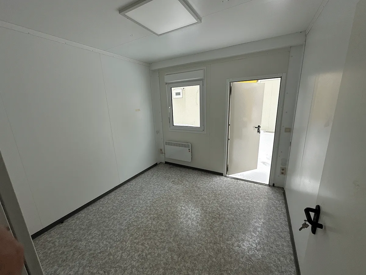 buerocontainer innenraum mit tuer fenster und heizung pvc boden bueroeinheit