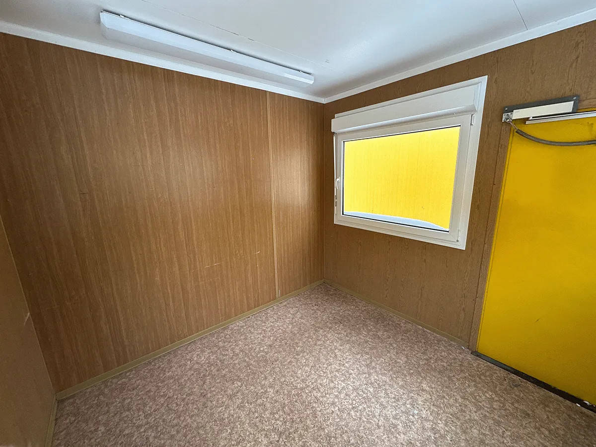 innenraum buerocontainer mit fenster und eingangstuer pvc boden modulcontainer