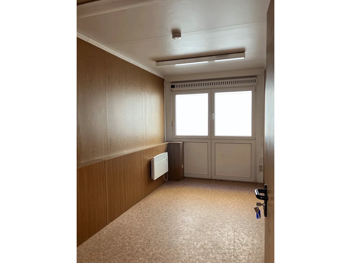 Innenraum Bürocontainer leer mit Fenster Heizung und Beleuchtung