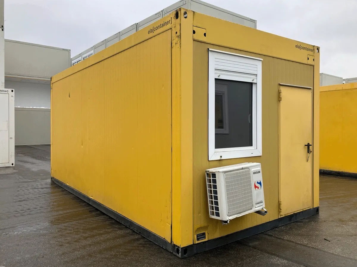 Gebrauchter 20 Fuß Bürocontainer gelb von ELA Container mit großem Fensterelement und Rolllade – Frontansicht