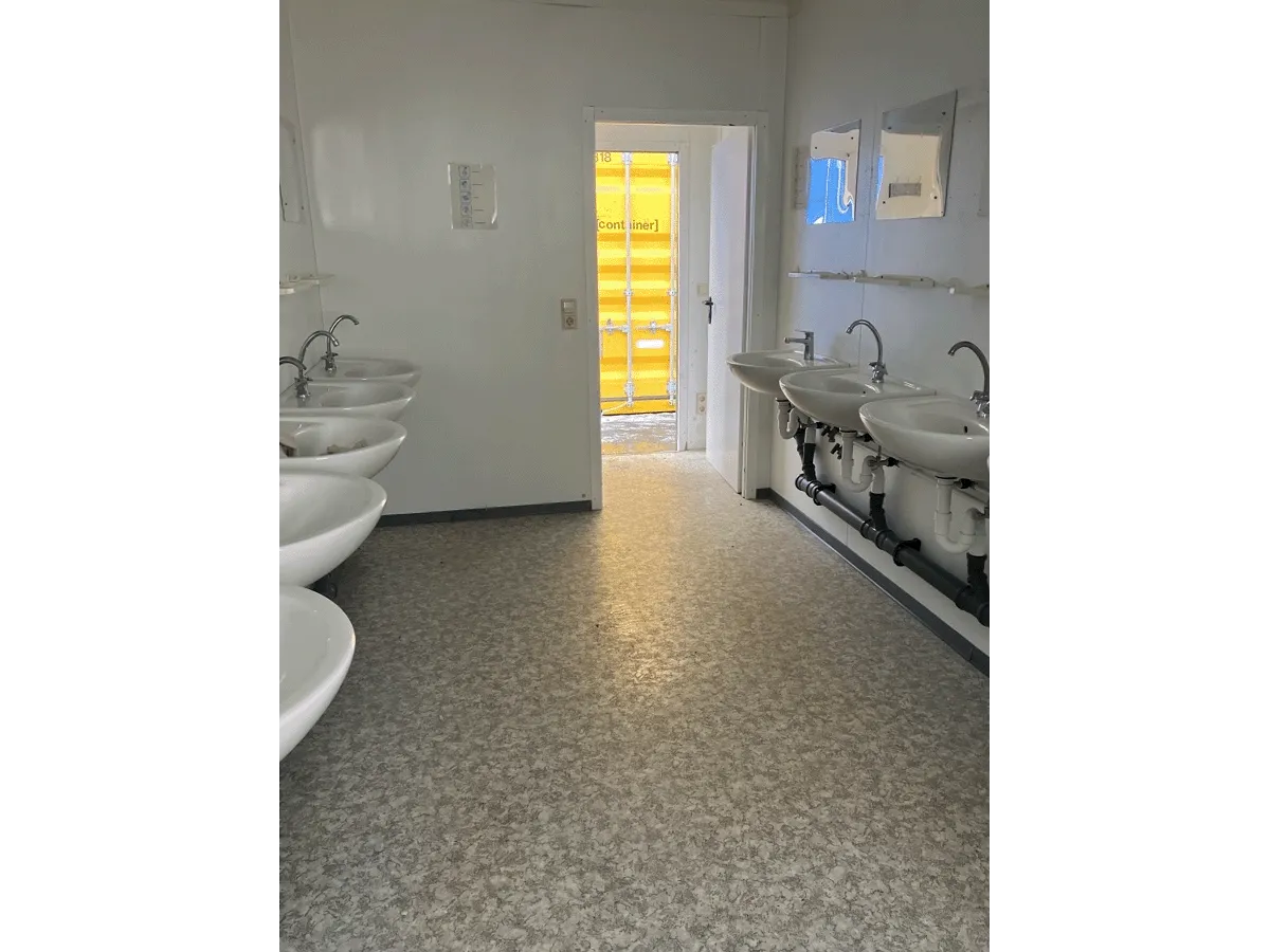 waschraum im 20 fuß sanitärcontainer gebraucht mit spiegeln und anschlüssen