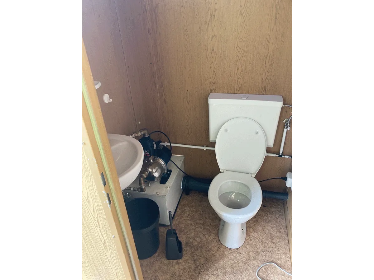 Gebrauchter 20 Fuß Bürocontainer mit integriertem WC-Bereich – Toilette und Waschbecken im Sanitärbereich