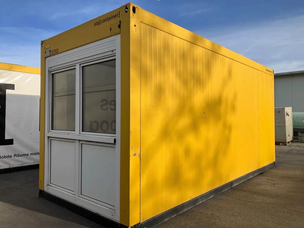Gebrauchter 20 Fuß Bürocontainer gelb mit weißem Fensterelement – Außenansicht von vorne auf dem Containerlager