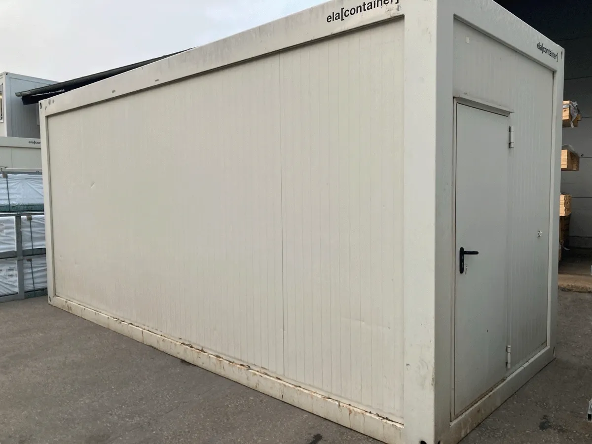 Gebrauchter 20 Fuß Bürocontainer grau von ELA Container mit Eingangstür – Außenansicht Rückseite