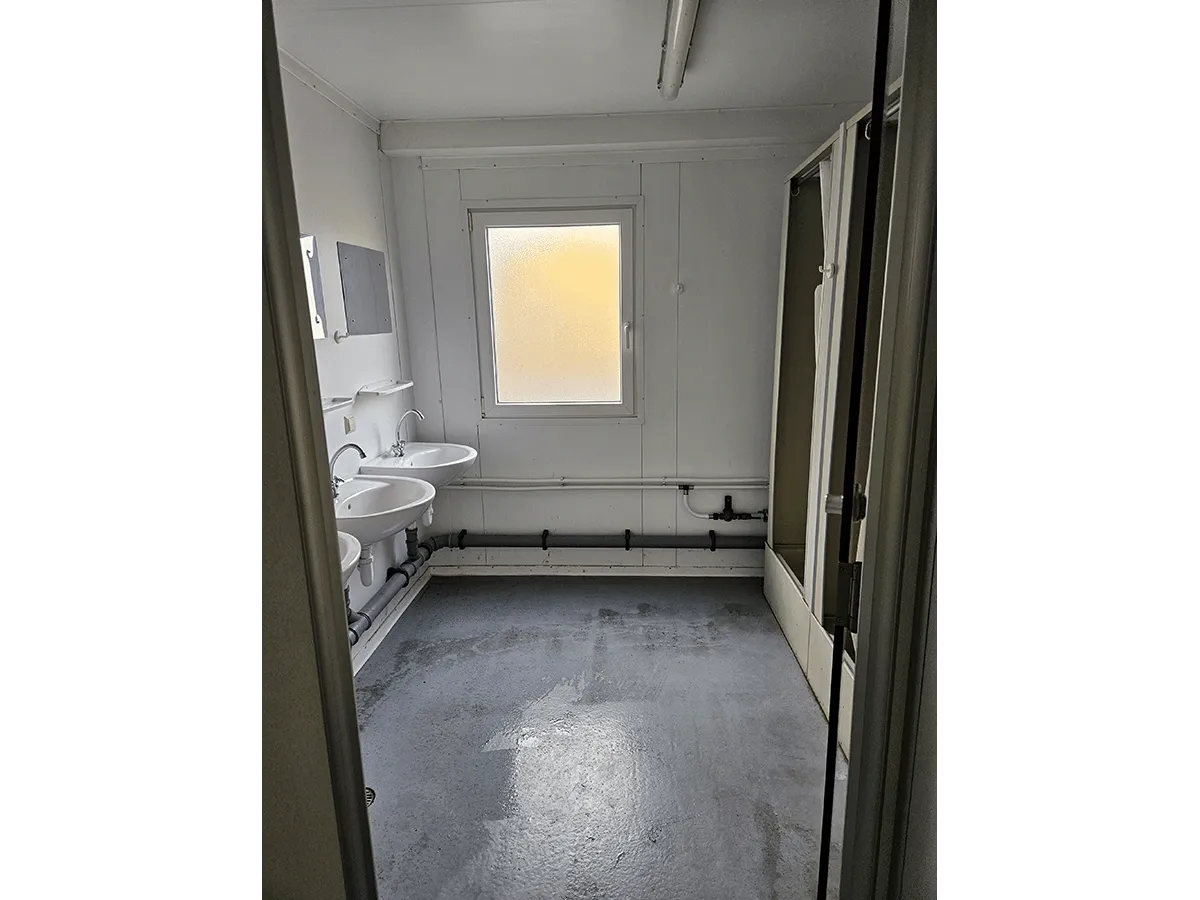 Waschraum mit Fenster und Sanitäranschlüssen