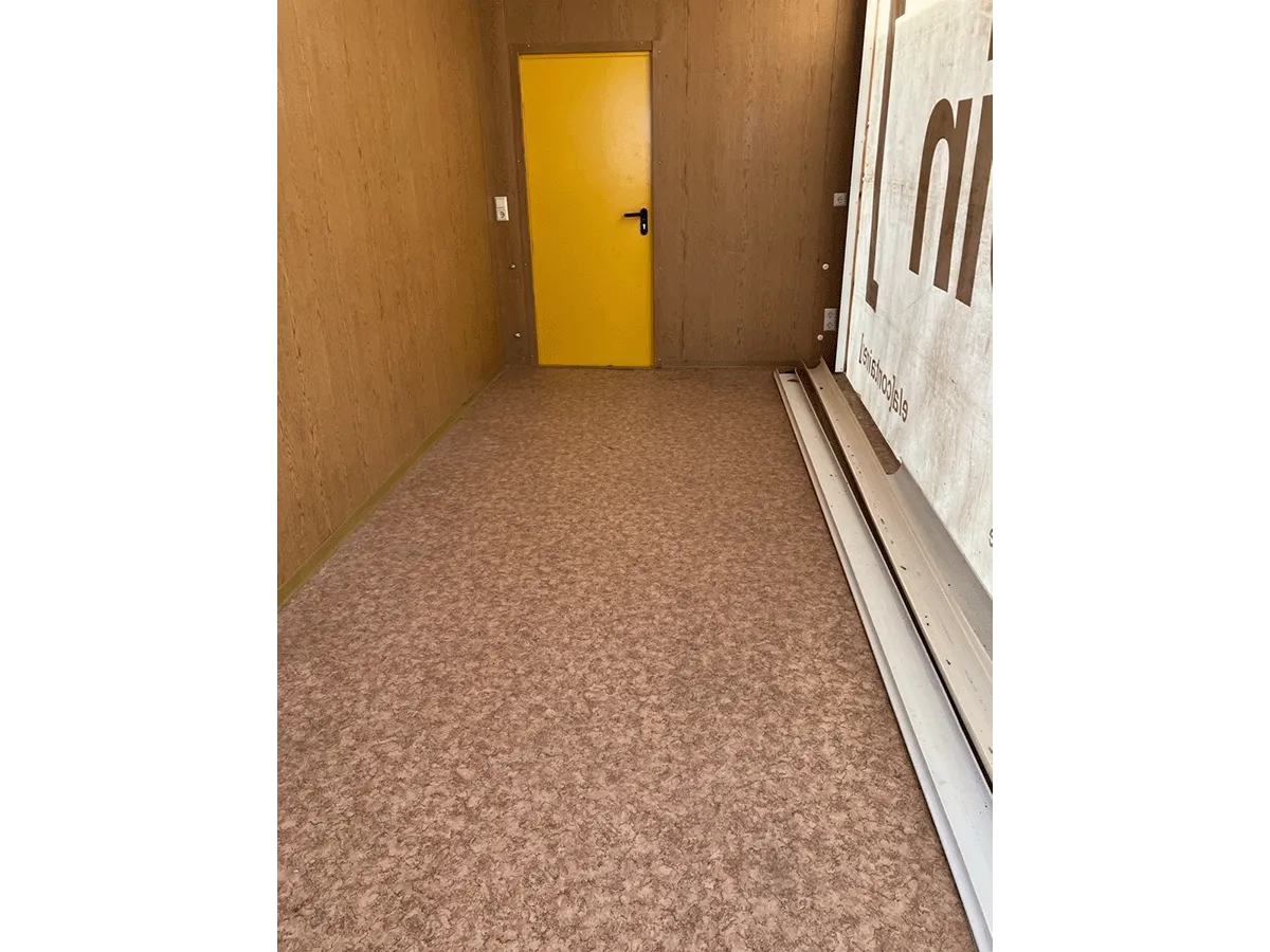 buerocontainer innenraum mit tuer und wandverkleidung pvc boden