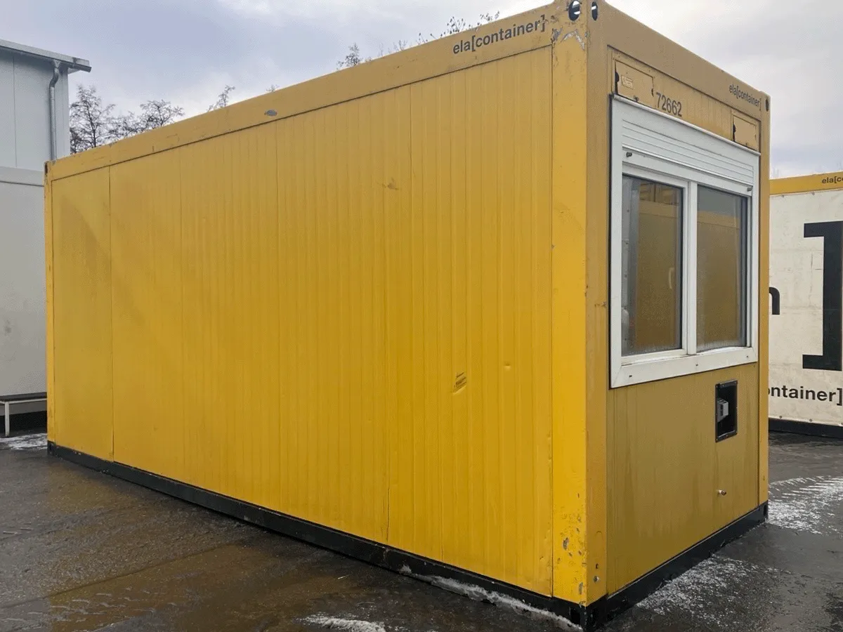 Gebrauchter 20 Fuß Bürocontainer gelb von ELA Container mit Fenster und Rolllade – Frontansicht auf dem Containerplatz