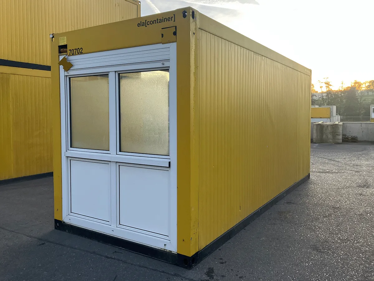 Gebrauchter 20 Fuß Bürocontainer gelb mit weißem Fensterelement und Schiebefenster – Seitenansicht von außen