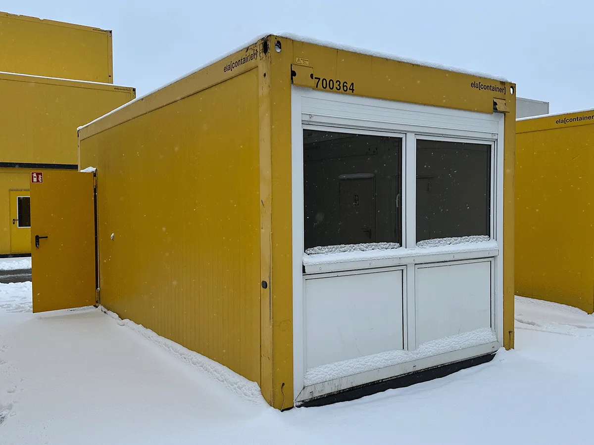 Außenansicht eines gebrauchten gelben Bürocontainers in Sonderbreite (3m) mit Fenster und Rollladen.