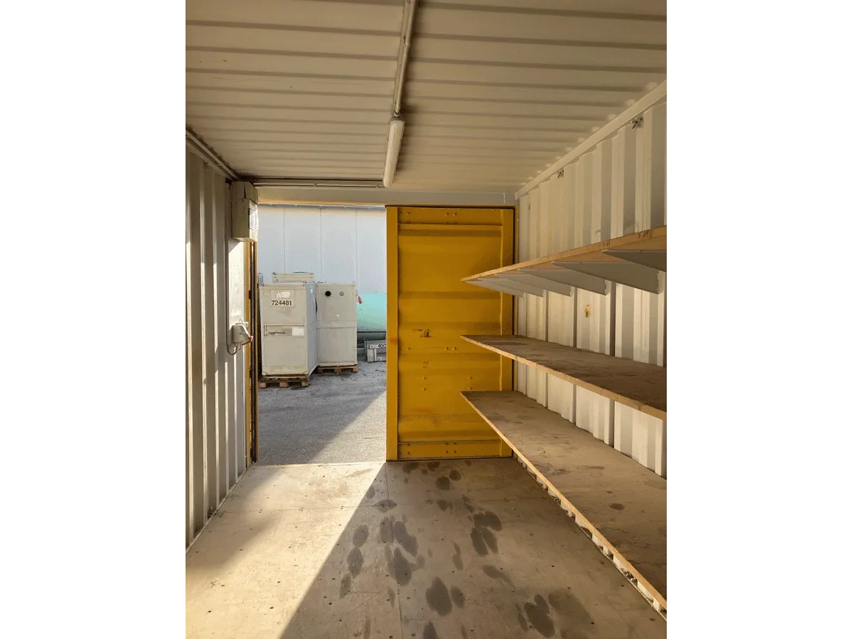 blick aus lagercontainer gebraucht mit regalen und eingangstür