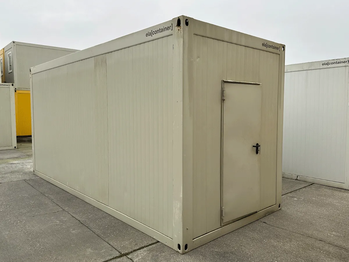 Außenansicht der Rückseite eines gebrauchten grauen Bürocontainers mit geschlossener Eingangstür.