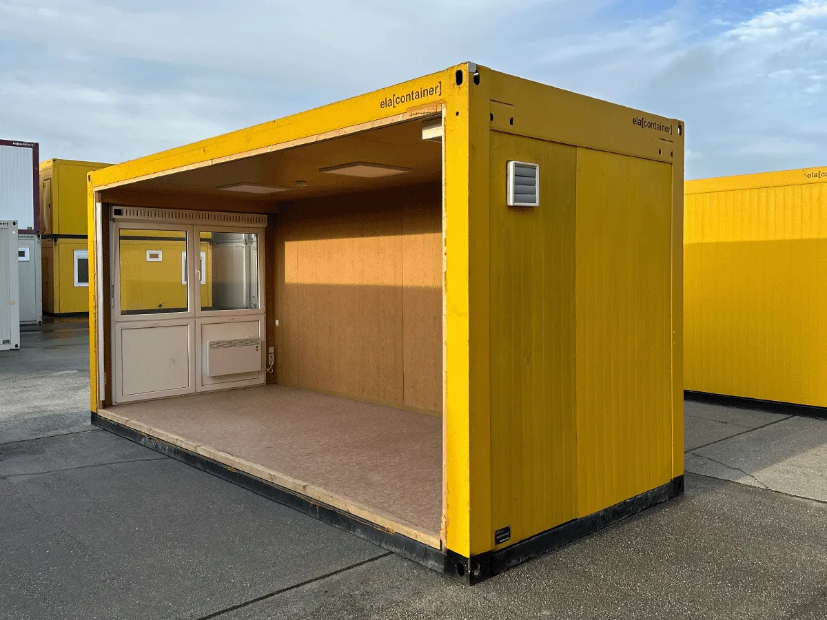 Gebrauchter 20 Fuß Bürocontainer gelb von ELA Container mit offener Seitenfront und Glastür – Außenansicht schräg von hinten