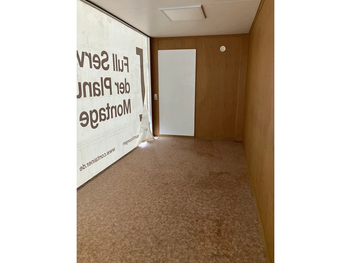 Heller Büroraum mit robuster Ausstattung und pflegeleichtem Boden