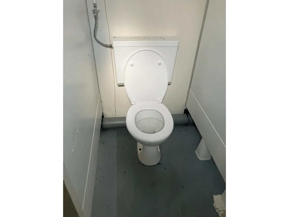WC Kabine im Sanitärcontainer innen