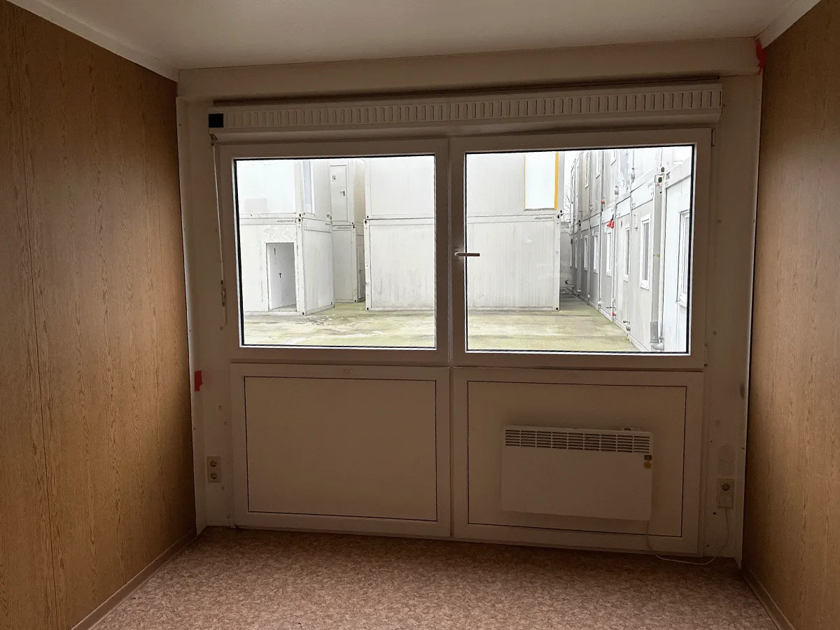 Gebrauchter 20 Fuß Bürocontainer Innenansicht mit Doppelfenster Heizung und Holzpaneelen