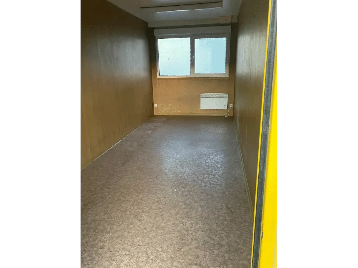 Innenansicht mit Fenster, Heizung und pflegeleichtem PVC-Boden