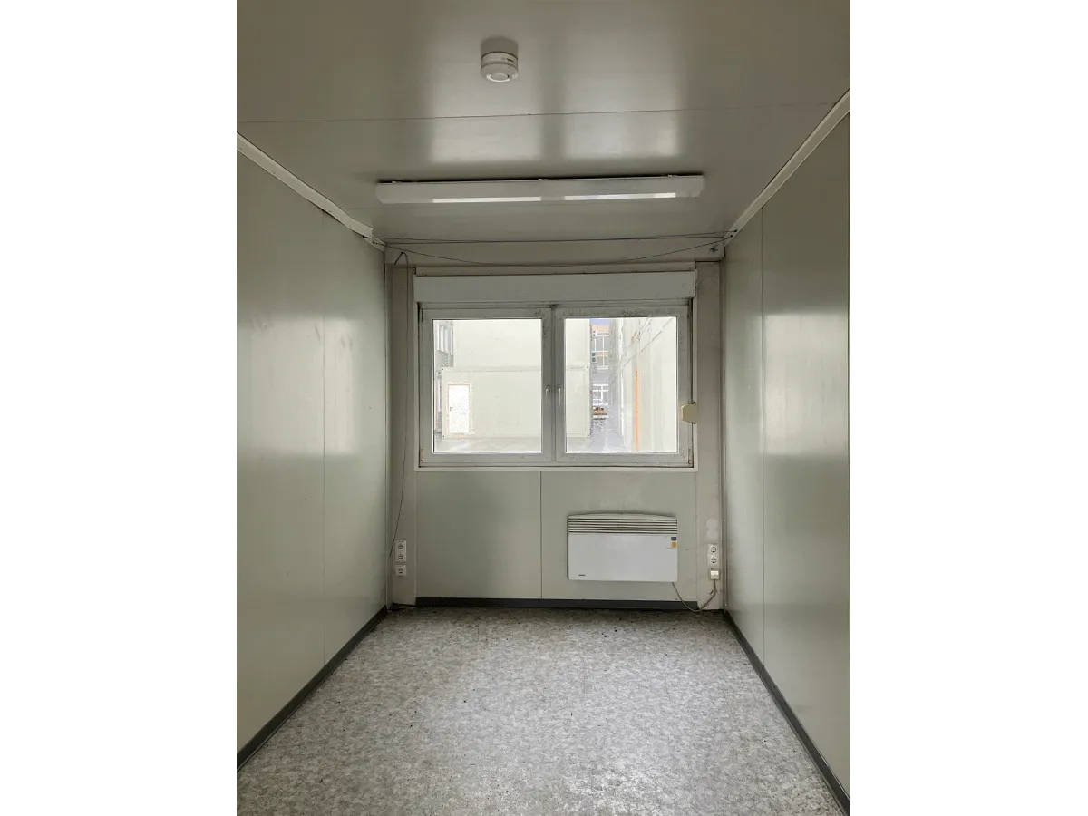 Gebrauchter Bürocontainer Innenansicht mit Fenster Elektroheizung und Rauchmelder