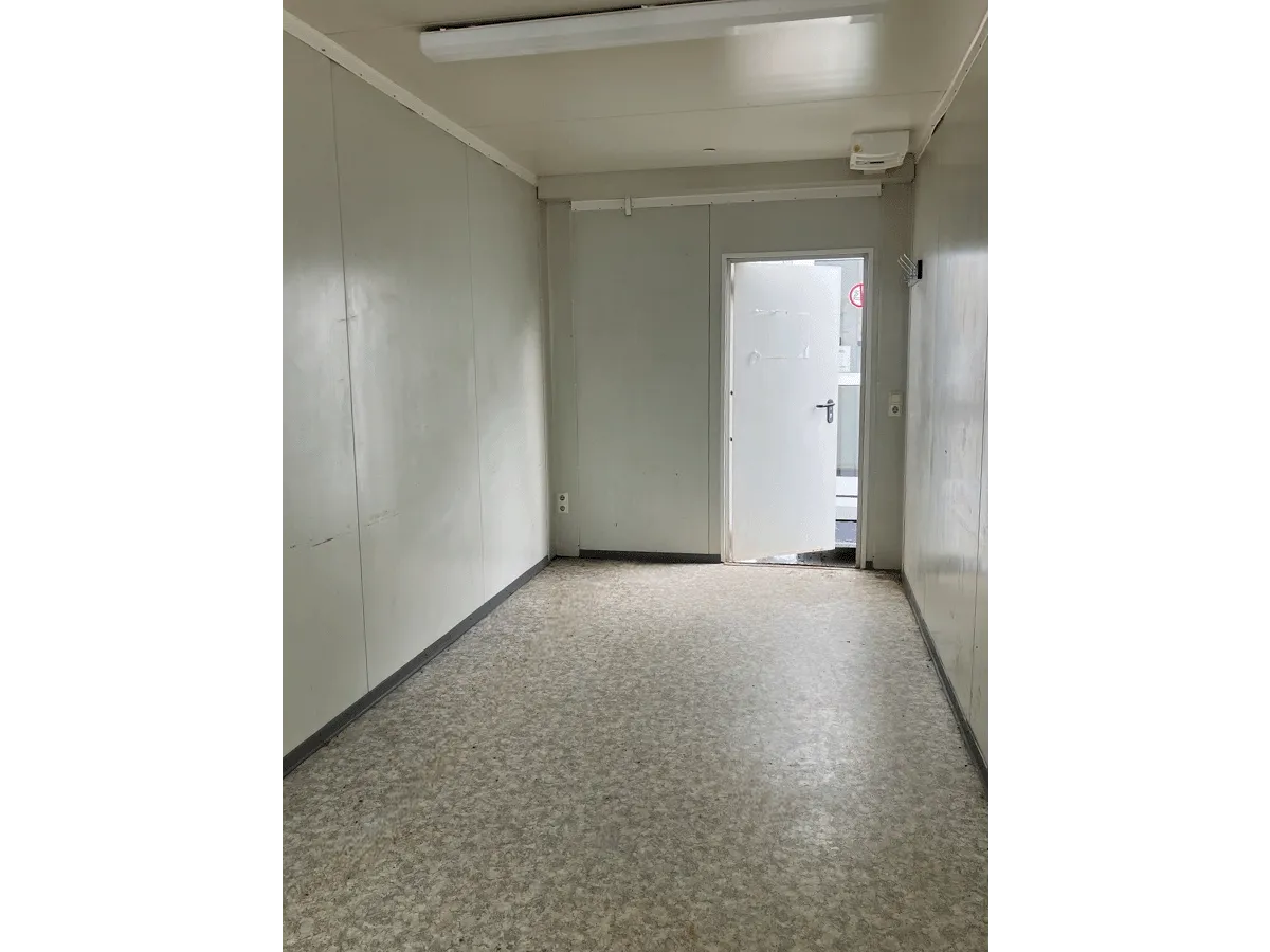 innenansicht 20 fuß bürocontainer gebraucht mit beleuchtung und eingang