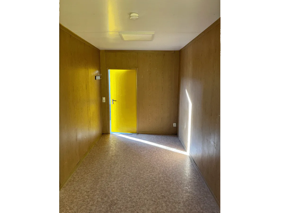 Innenraum leer mit PVC-Boden und Zugangstür