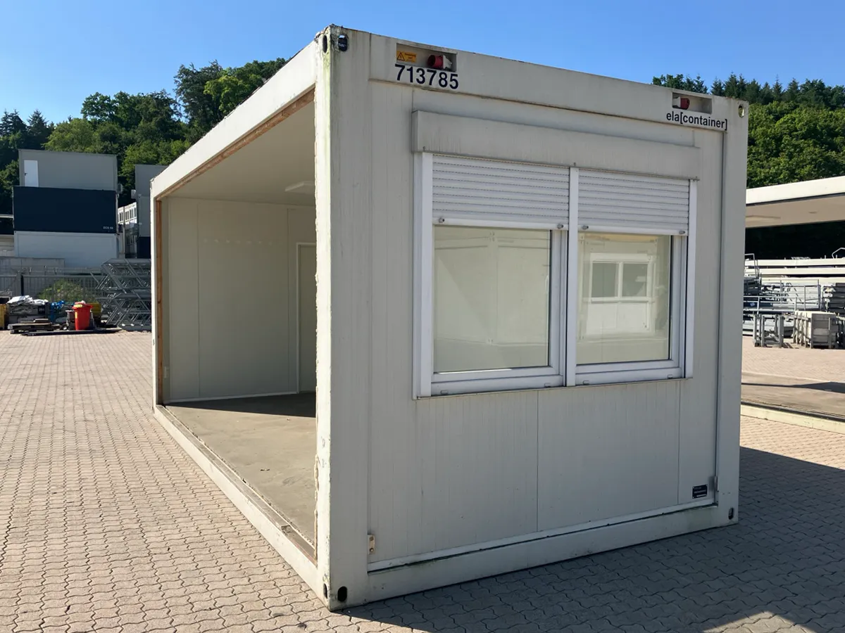 Gebrauchter Bürocontainer weiß mit offener Stirnseite und Fensterfront, Außenansicht