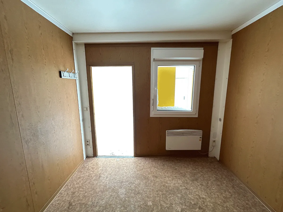 buerocontainer innenraum mit tuer und fenster heizung pvc boden bueroeinheit