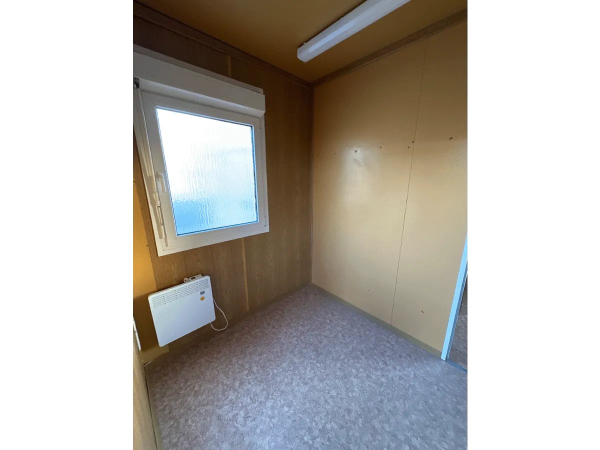 buerocontainer innenraum klein mit fenster und heizung pvc boden