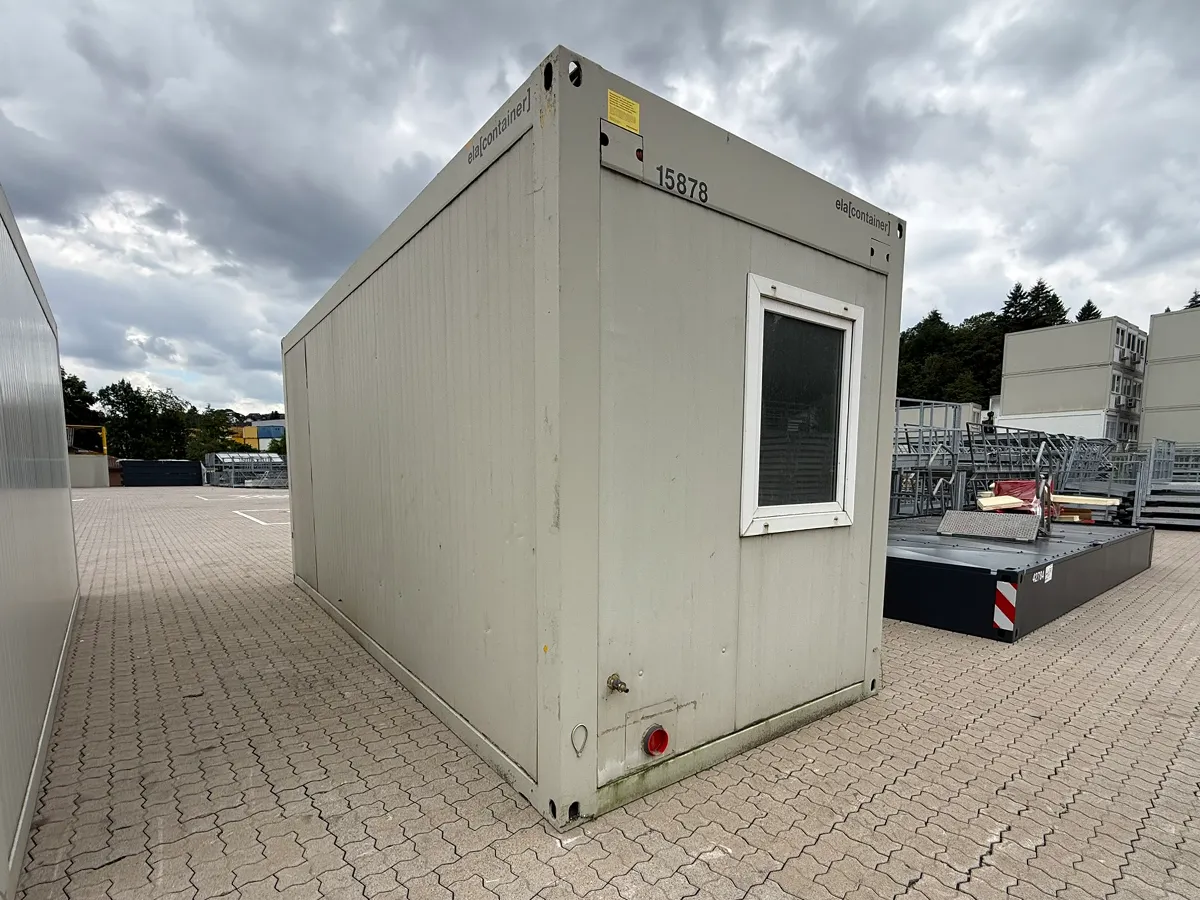 Gebrauchter Sanitärcontainer hellgrau mit Fenster, Seitenansicht