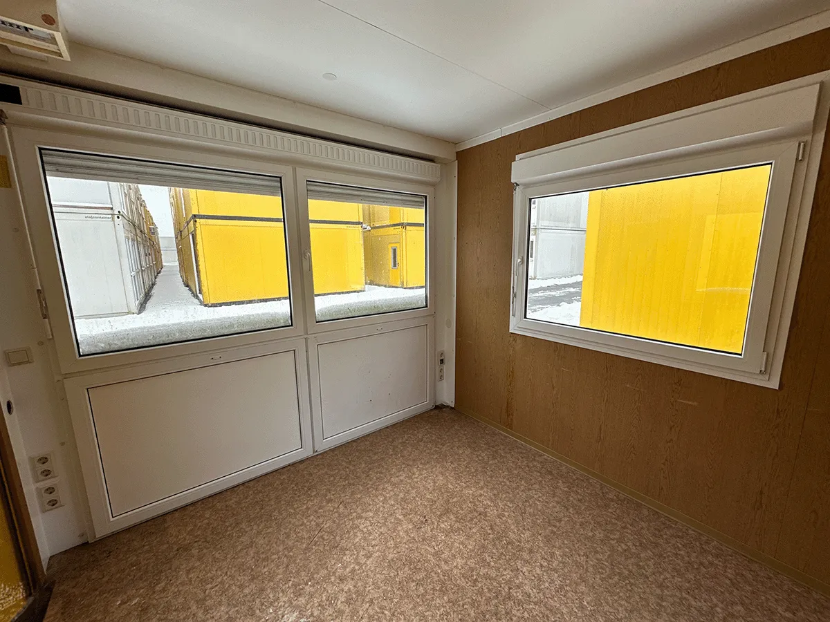 buerocontainer innenraum mit grosser fensterfront pvc boden bueroeinheit container