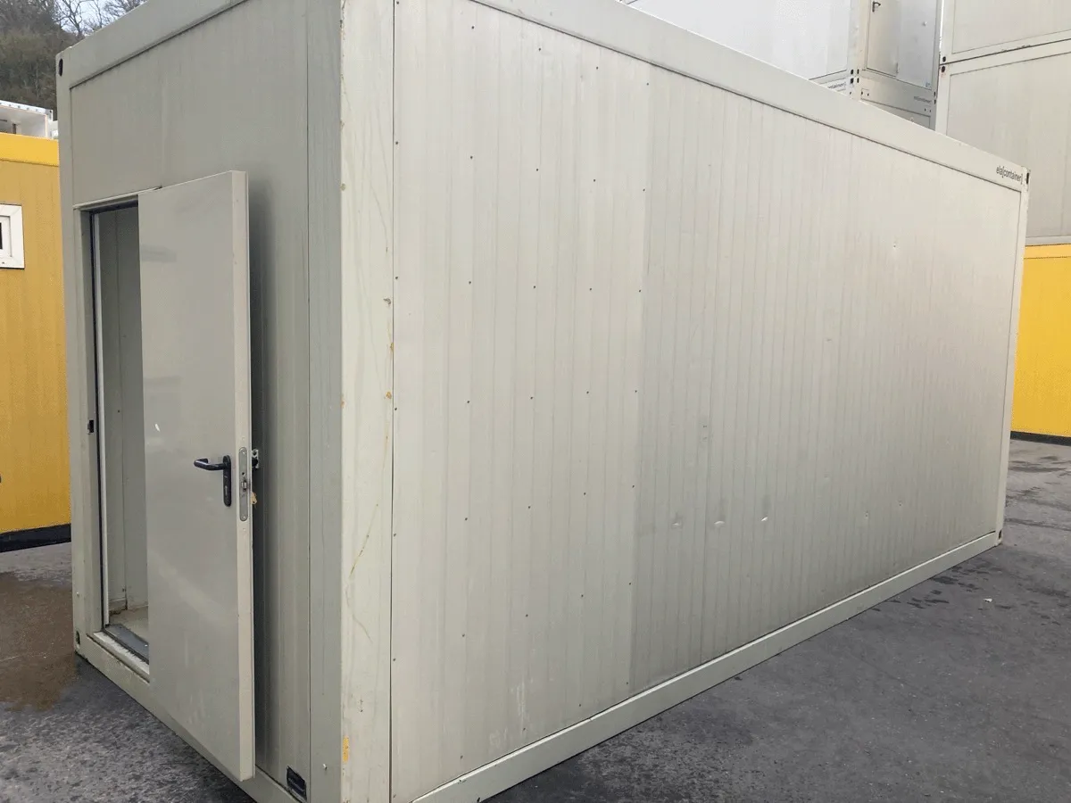 Sanitärcontainer außen grau mit offener Tür