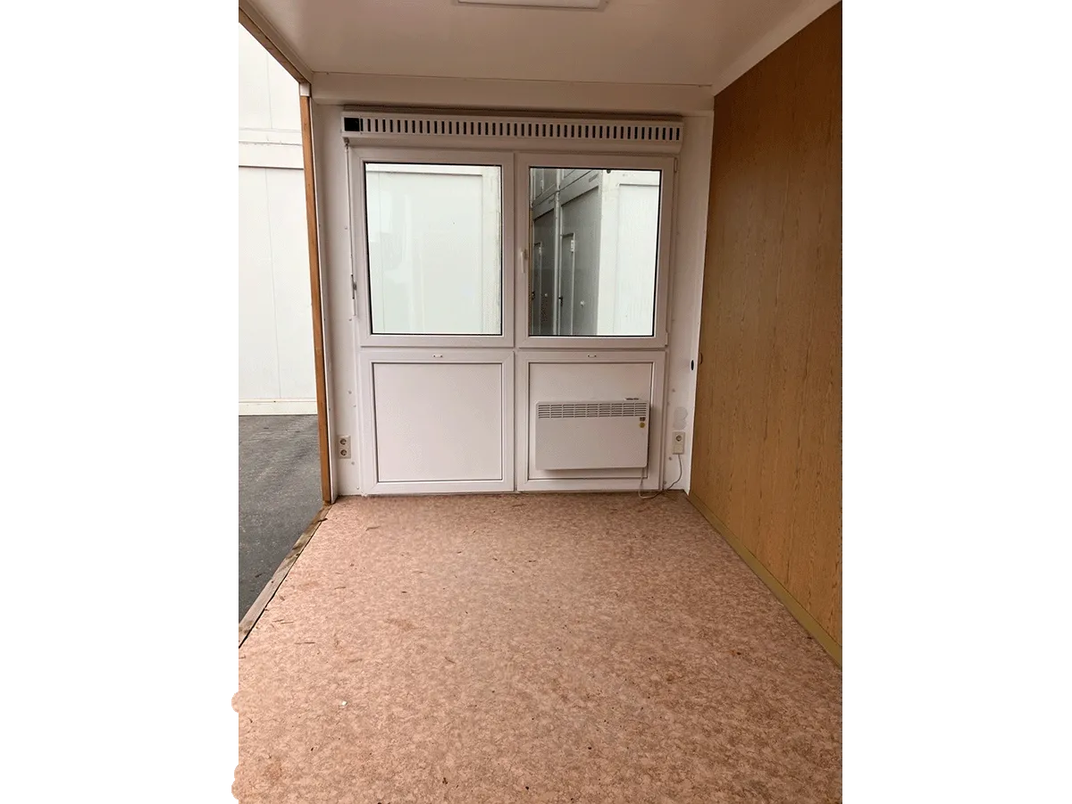 Bürocontainer Innenansicht mit Fenster, Heizung und offenem Raumkonzept