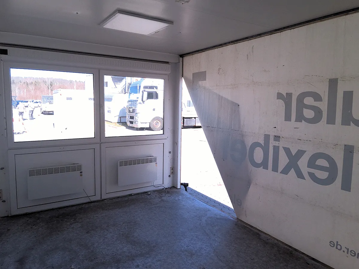 buerocontainer innenraum mit fensterfront und heizung pvc boden bueroeinheit