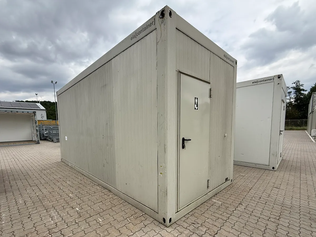 Gebrauchter Sanitärcontainer hellgrau mit Außentür, Außenansicht