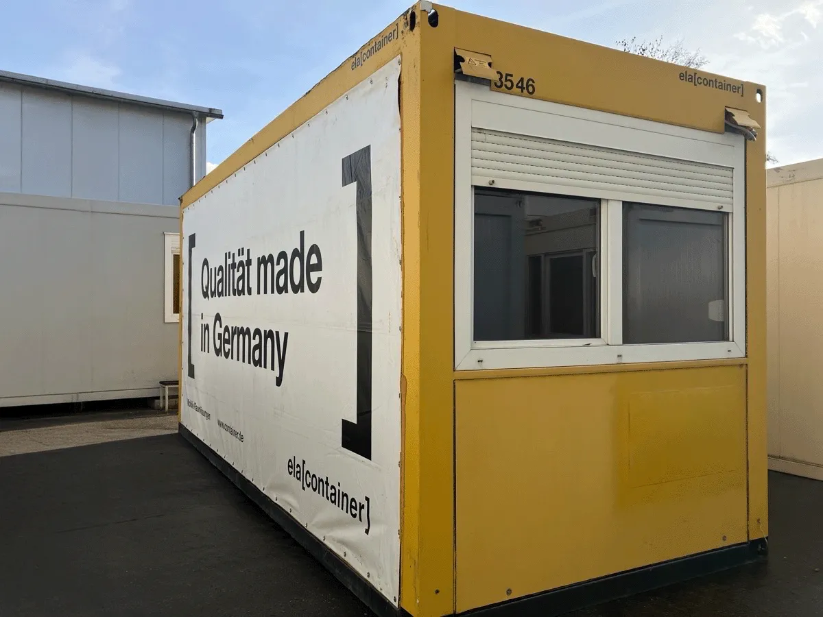 Bürocontainer gelb mit Fenster und Werbebanner Außenansicht