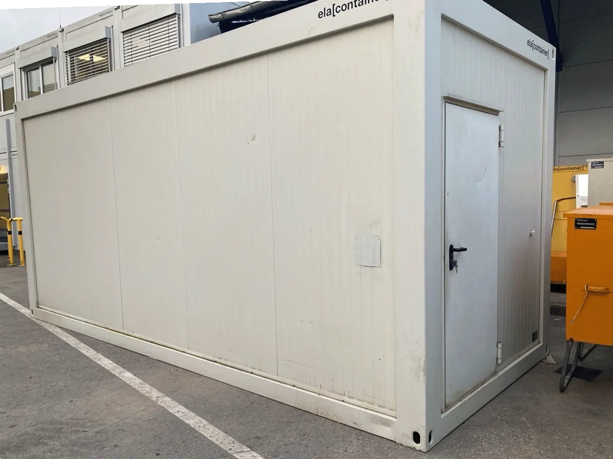 Gebrauchter 20 Fuß Bürocontainer ELA Container weiß Rückansicht mit Eingangstür