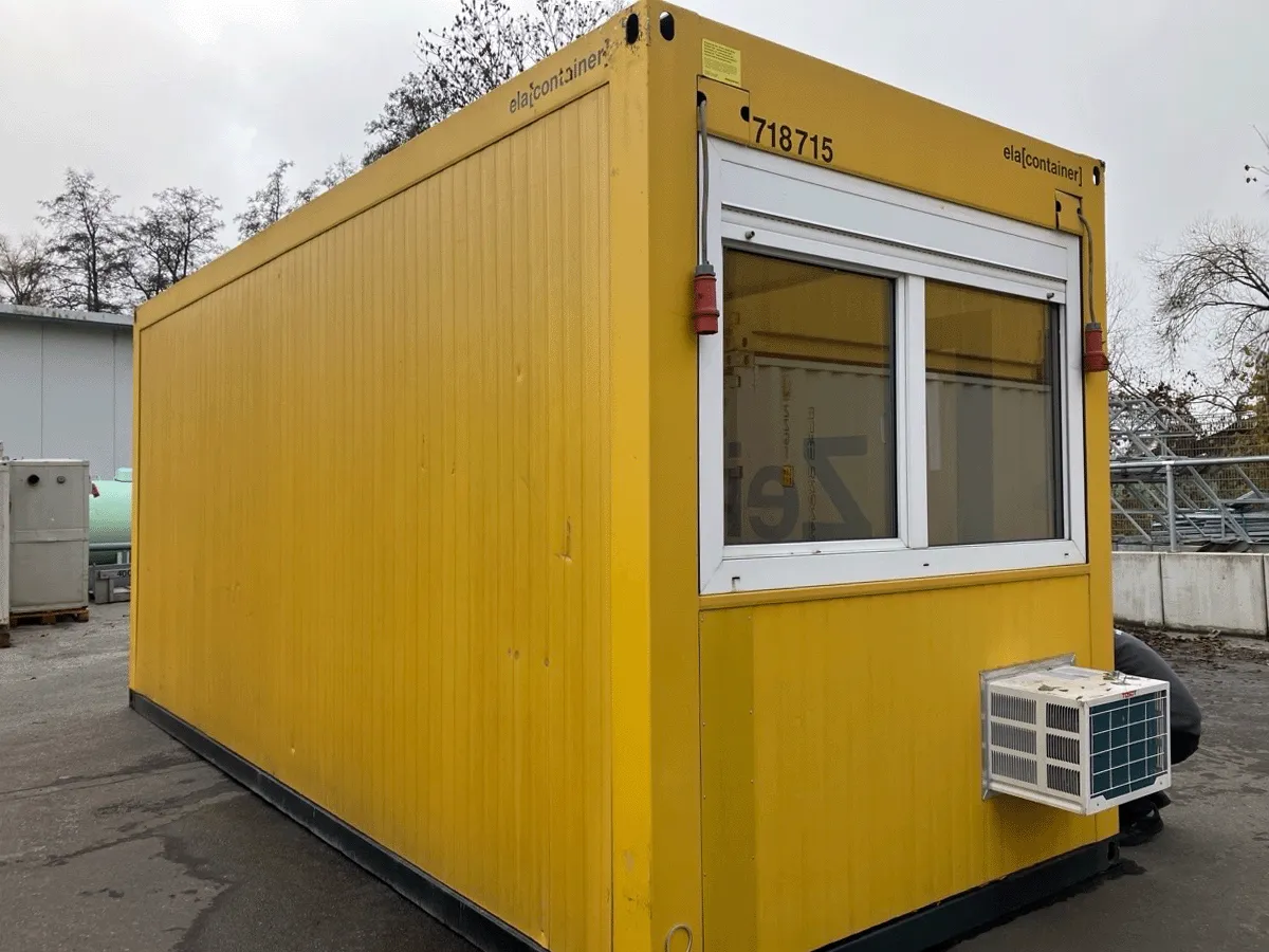 Gebrauchter 20 Fuß Bürocontainer gelb von ELA Container mit großem Fenster und Klimaanlage – Frontansicht außen