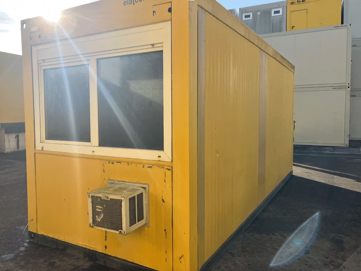 Bürocontainer mit Fensterfront und Klimagerät