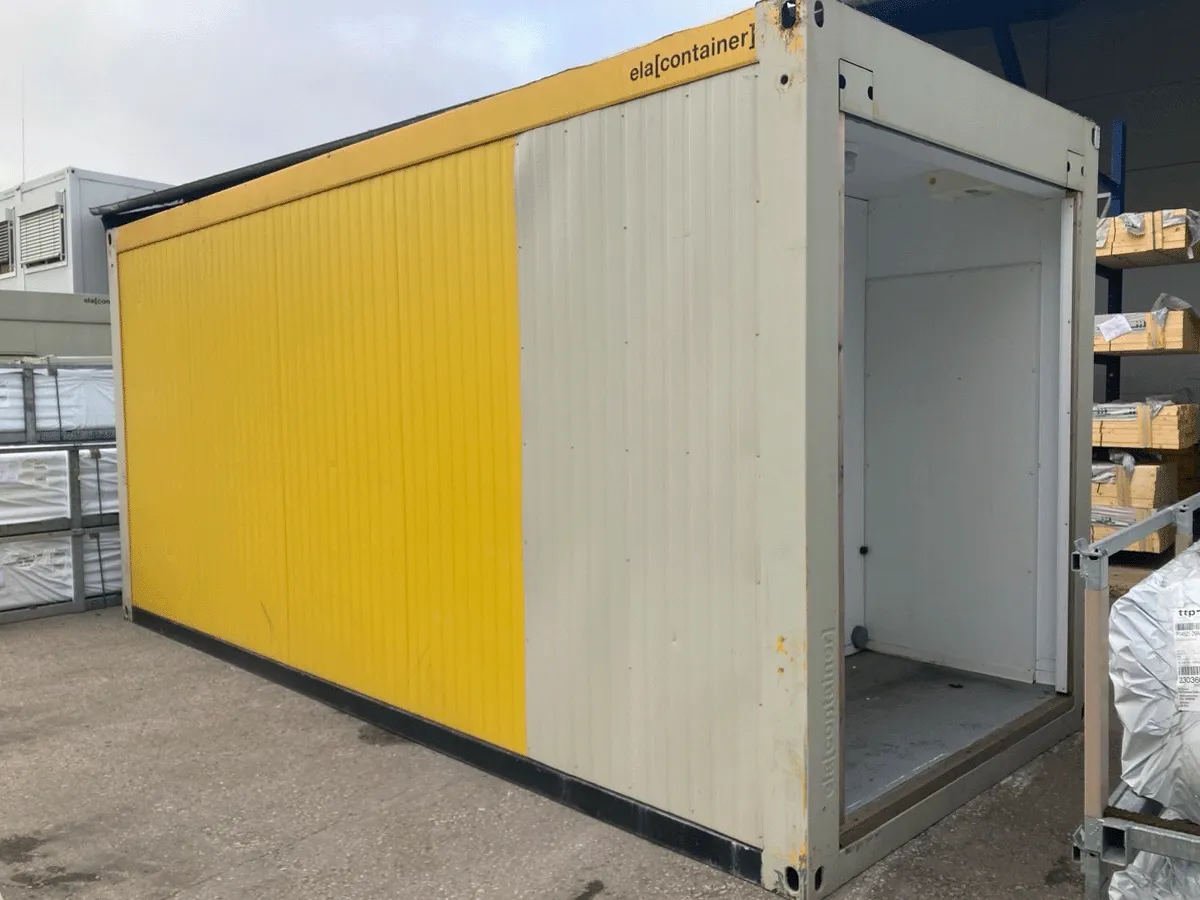 Sanitärcontainer außen gelb-grau mit offenem Eingang