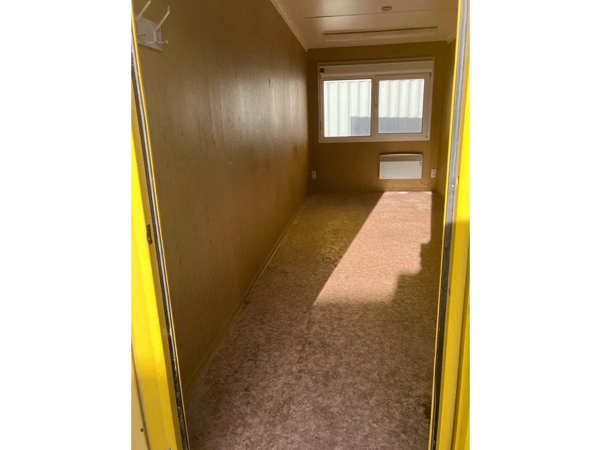 buerocontainer innenraum durch eingang mit fenster und heizung pvc boden