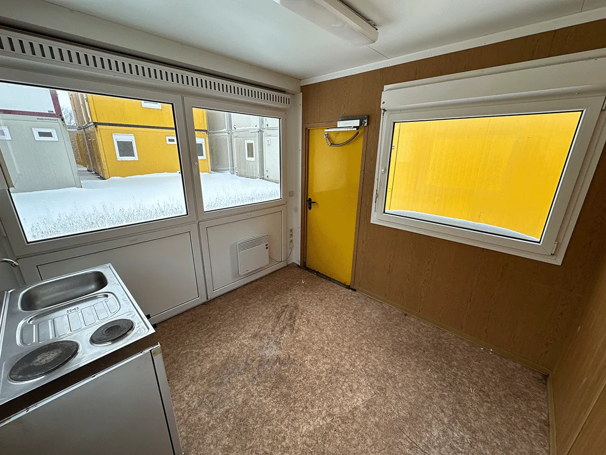 buerocontainer innenraum mit fenster und tuer pvc boden gebrauchte bueroeinheit