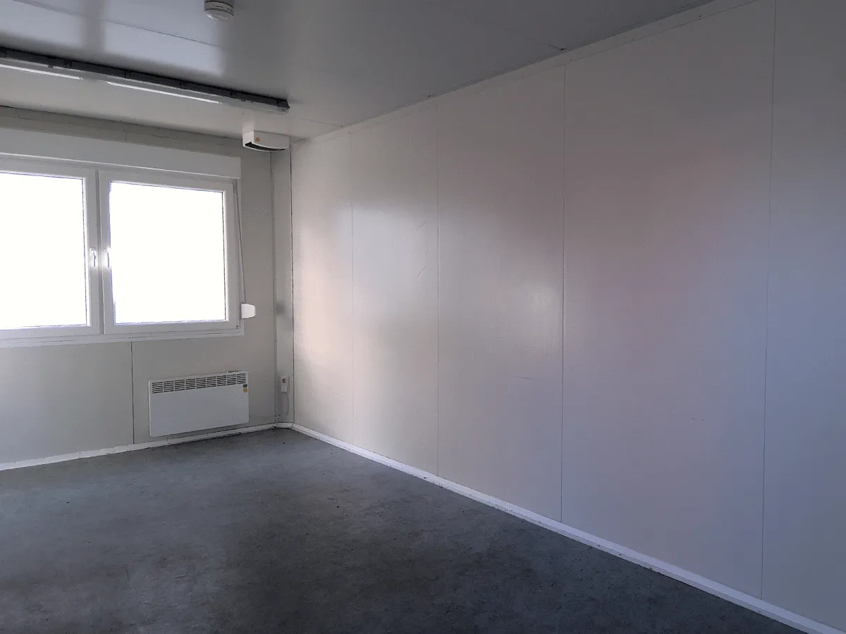 moderner buerocontainer innenraum weiss mit fenster und grauem boden